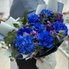 7 пышных синих роз с маттиолой